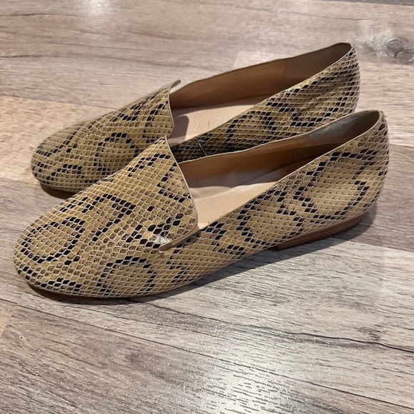 Sole Society Tan and Black Flats with Snakeskin Print - Picture 3 of 6